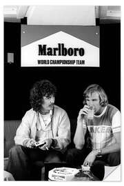 Sticker mural George Harrison fumant une cigarette avec James Hunt, GP d’Espagne 1977