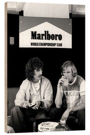 Tableau en bois George Harrison fumant une cigarette avec James Hunt, GP d’Espagne 1977