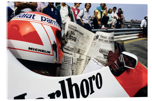 Acrylglasbild Niki Lauda mit Zeitung im Cockpit, Formel 1 Zandvoort 1984