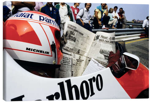 Leinwandbild Niki Lauda mit Zeitung im Cockpit, Formel 1 Zandvoort 1984