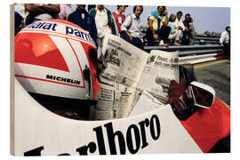 Stampa su legno Niki Lauda legge un giornale al posto guida, GP d&#039;Olanda 1984