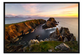 Gerahmter Kunstdruck Schroffe Felsenküste im weichen Abendlicht
