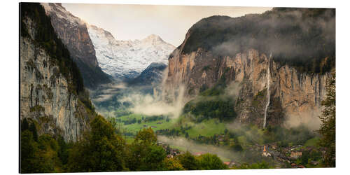 Aluminiumtavla Lauterbrunnen Valley and Staubbach Falls in the morning mist