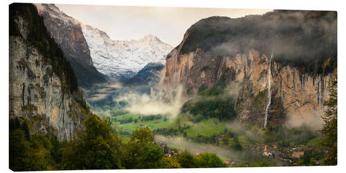 Stampa su tela Nebbia di Lauterbrunnen Valley e Staubbach Falls nella mattina