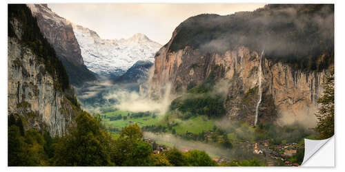 Vinilo para la pared Valle de Lauterbrunnen y Staubbach Falls en la niebla de la mañana