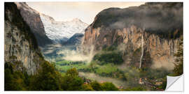 Selvklebende plakat Lauterbrunnen Valley and Staubbach Falls in the morning mist