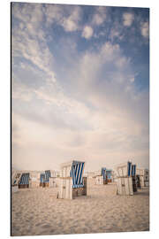 Cuadro de aluminio Azul y blanco - sillas de playa y cielo en Sylt