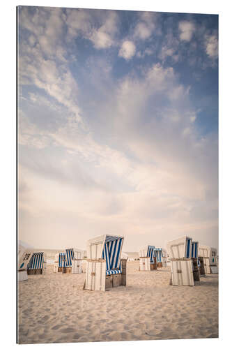 Tableau en plexi-alu Chaises de plage et ciel nuageux à Sylt