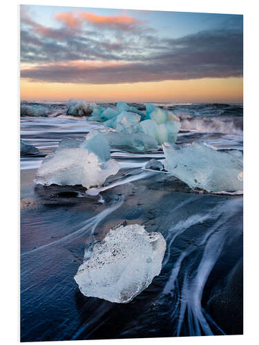 Hartschaumbild Eisblöcke am Strand von Jökulsárlón bei Sonnenuntergang