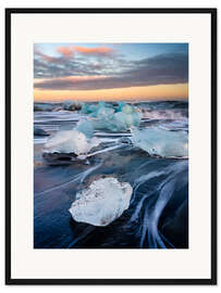 Gerahmter Kunstdruck Eisblöcke am Strand von Jökulsárlón bei Sonnenuntergang