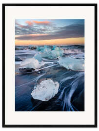 Impresión de arte enmarcada Bloques de hielo en la playa de Jökulsárlón al atardecer