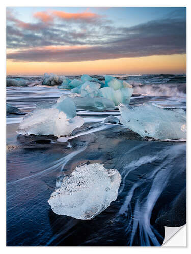 Selvklebende plakat Blocks of ice on Jökulsárlón beach at sunset