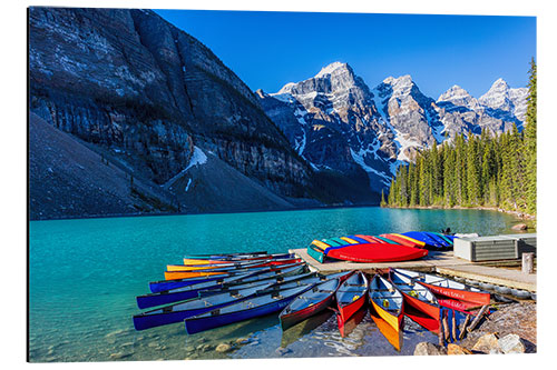 Aluminiumsbilde Canoes on Moraine Lake, Canada