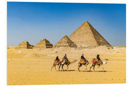 Print på skumplade Camel riders in front of the pyramids of Giza