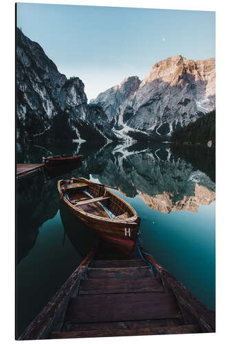 Tableau en aluminium Lac de Braies avec un bateau dans les Dolomites