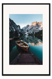 Gerahmter Kunstdruck Pragser Wildsee mit Boot in den Dolomiten