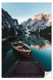 Selvklæbende plakat Braies lake with boat in the Dolomites