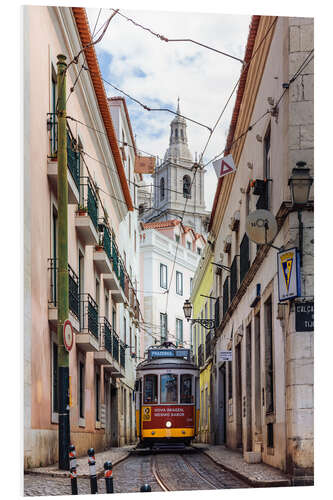 Hartschaumbild Straßenbahn in der Altstadt von Lissabon