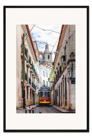 Gerahmter Kunstdruck Straßenbahn in der Altstadt von Lissabon