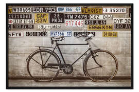 Gerahmter Kunstdruck Altes Fahrrad vor einer alten Werkstür