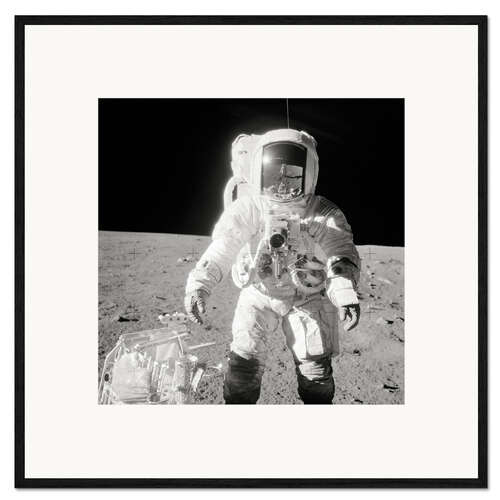 Kunsttryk i ramme Apollo 12 astronaut bean on the moon