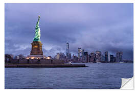 Naklejka na ścianę Statue of Liberty in front of the Manhattan skyline