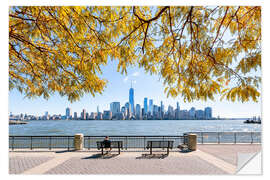 Selvklebende plakat Fall foliage on the Hudson River with a view of the Manhattan skyline