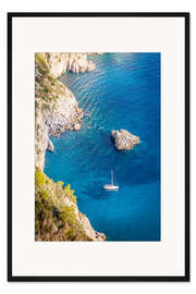 Gerahmter Kunstdruck Segelboot in blauer Bucht auf Capri