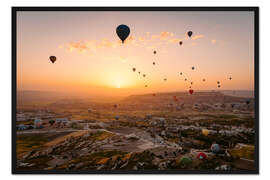 Gerahmter Kunstdruck Heissluftballon-Flug während Sonnenaufgang über Kappadokien
