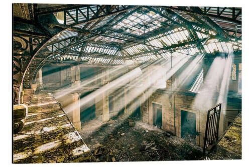 Tableau en aluminium Rayons de soleil illuminant un atrium abandonné