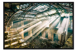 Gerahmter Kunstdruck Sonnenstrahlen beleuchten verfallenes Büroatrium