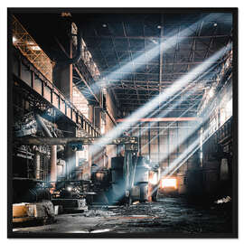 Gerahmter Kunstdruck Lichtstrahlen im Inneren eines verlassenen Stahlwerks
