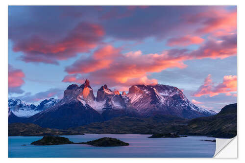 Selvklebende plakat Sunrise over Cuernos del Paine and Lake Pehoe