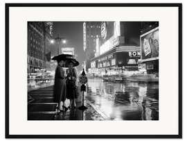Gerahmter Kunstdruck Zwei Frauen unter Regenschirmen in New York