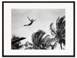 Gerahmter Kunstdruck Junges Mädchen beim Turmspringen mit Palmen