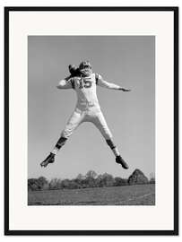 Gerahmter Kunstdruck Football Quarterback beim Pass im Sprung, 1960er