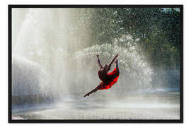 Gerahmter Kunstdruck Balletttänzerin unter Springbrunnen