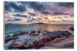 Hout print The island of Félicité at sunrise