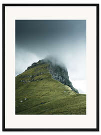 Gerahmter Kunstdruck Felsmassiv im Nebel auf den Färöer Inseln