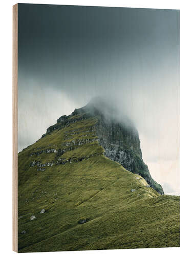 Print på træ Rock massif in the fog on the Faroe Islands