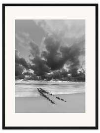 Gerahmter Kunstdruck Buhne mit Wolken, schwarz-weiß