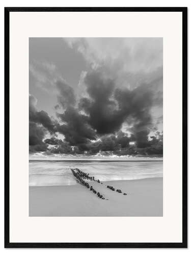 Ingelijste kunstdruk Groyne with clouds, black and white