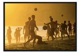 Gerahmter Kunstdruck Fußballspielen am Strand