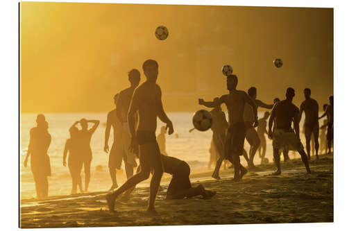 Tableau en plexi-alu Jouer au football sur la plage