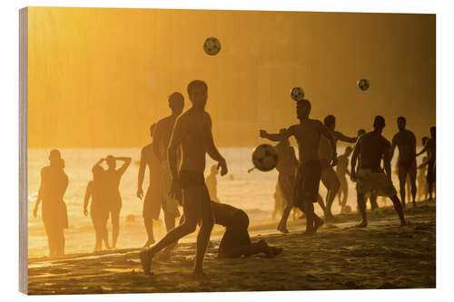 Holzbild Fußballspielen am Strand