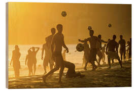 Puutaulu Playing football on the beach