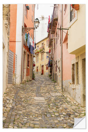 Selvklebende plakat Narrow streets in the old town of Lisbon