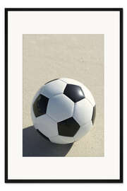 Gerahmter Kunstdruck Fußball am Strand