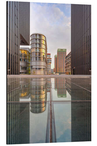 Alumiinitaulu Reflection in the media harbor in Düsseldorf