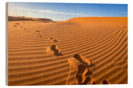 Holzbild Fußabdrücke auf den Sanddünen der Sahara, Marokko